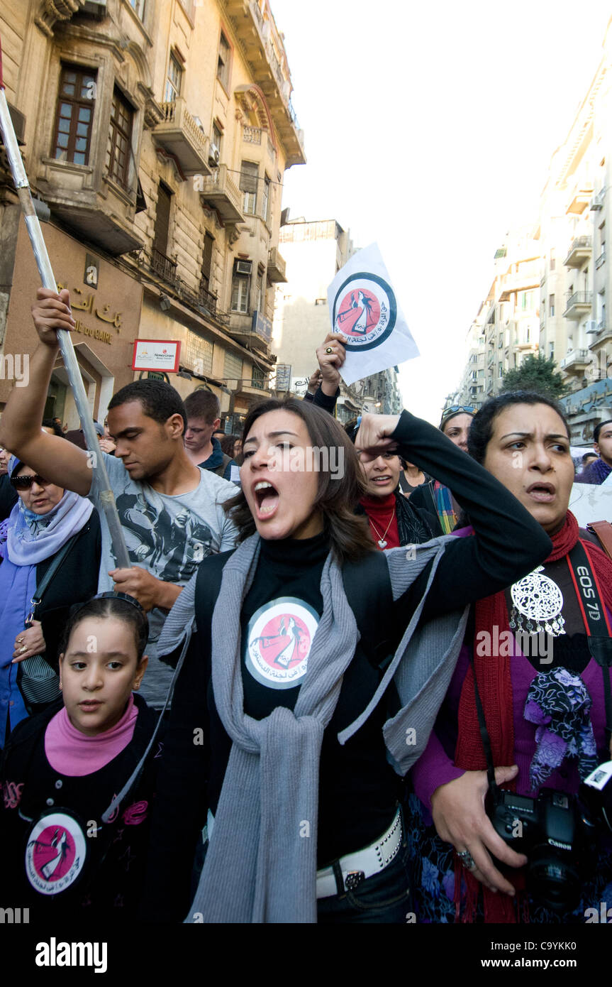Le donne egiziane marzo in occasione della Giornata della donna al Parlamento chiedono una maggiore rappresentanza nel governo e la fine della dittatura militare-Match 8th, 2012 Foto Stock