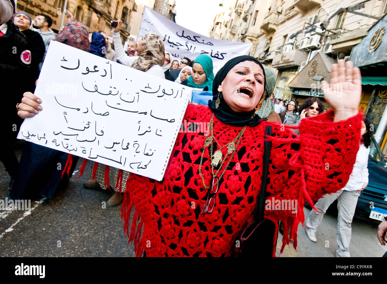 Le donne egiziane marzo in occasione della Giornata della donna al Parlamento chiedono una maggiore rappresentanza nel governo e la fine della dittatura militare-Match 8th, 2012 Foto Stock