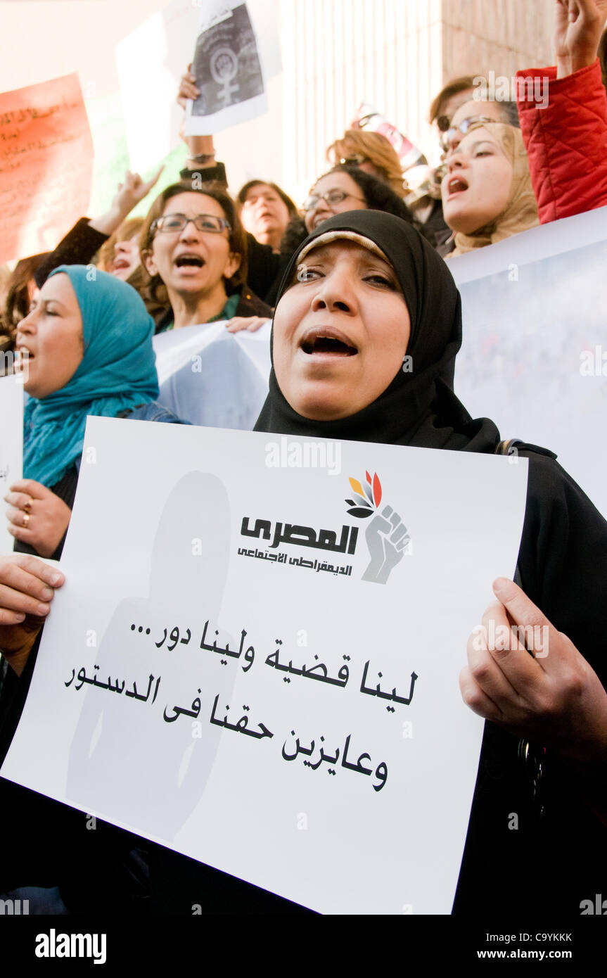 Le donne egiziane marzo in occasione della Giornata della donna al Parlamento chiedono una maggiore rappresentanza nel governo e la fine della dittatura militare-marzo 8th, 2012, al Cairo in Egitto Foto Stock