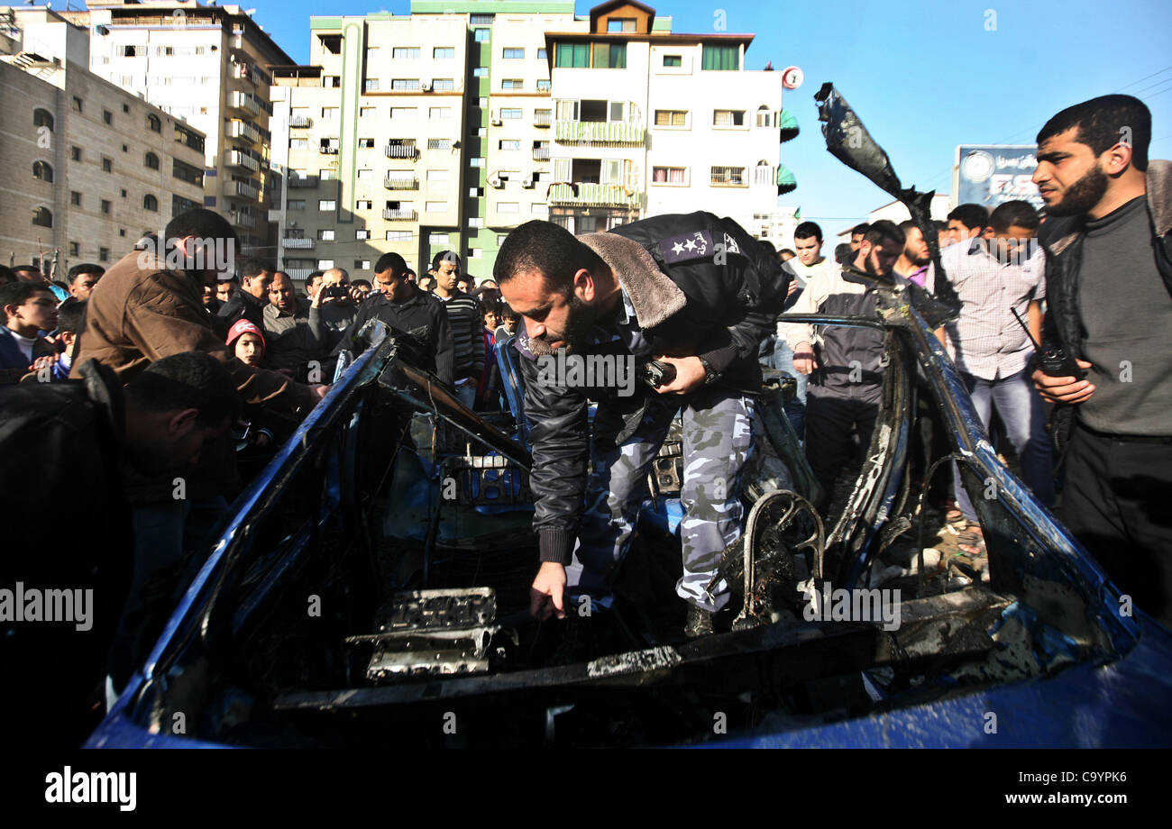 Marzo 10, 2012 - Gaza City, nella Striscia di Gaza, Territori palestinesi - Palestinain poliziotti di ispezionare i resti di un veicolo dopo è esplosa a Gaza City il 9 marzo 2012. Israele ha ucciso il leader di un militante palestinese fazione del venerdì in un attacco mirato sulla vettura nella Striscia di Gaza, un israeliano offi Foto Stock