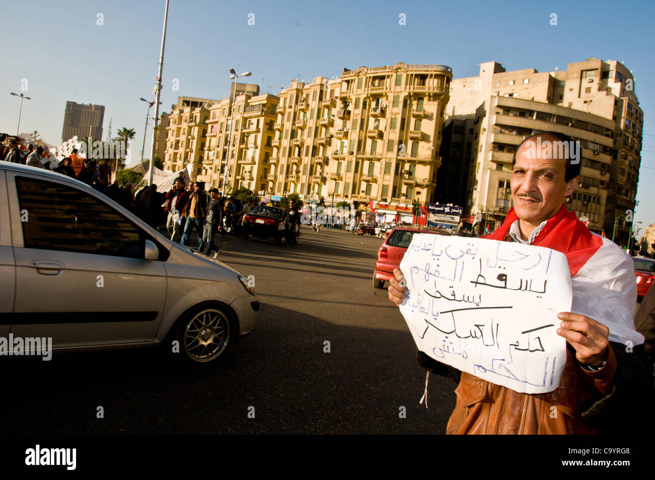 I cittadini egiziani continuano ad affollarsi in piazza Tahrir con varie richieste, come la fine della sentenza militare la fine dell'interferenza americana e più potere per il popolo, il Cairo Egitto 2012 Foto Stock