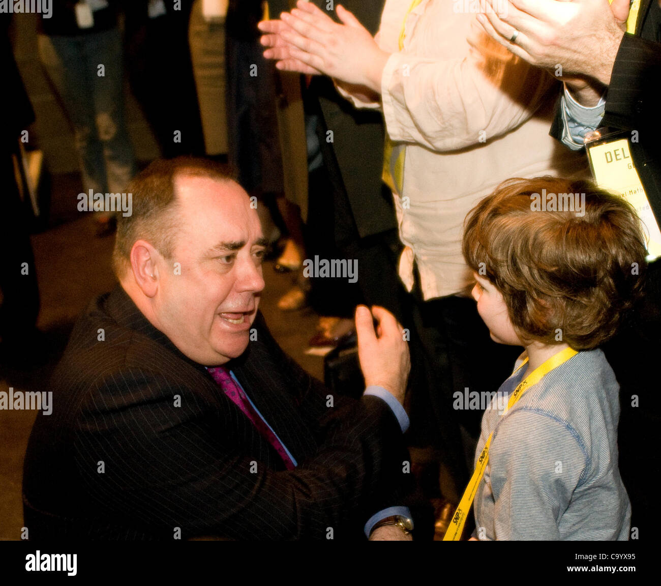 Glasgow, Regno Unito. 10 mar 2012. Alex Salmond, Scottish Primo Ministro, incontra un giovane delegato, dopo aver affrontato i SNP conferenza di primavera, che ha avuto luogo a Glasgow il SECC. Immagine: Wullie Marr/ Alamy Foto Stock