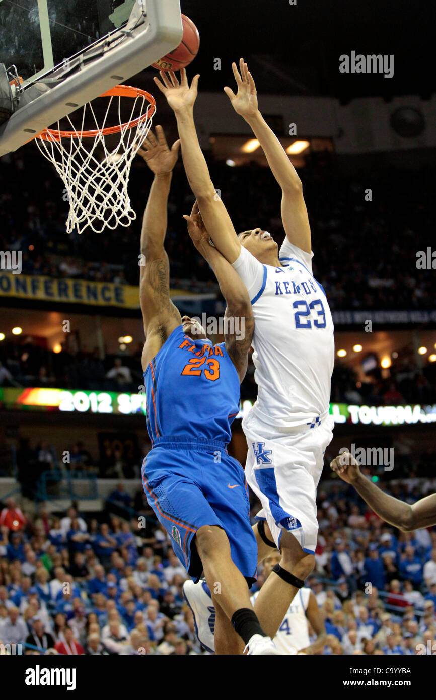 Marzo 10, 2012 - New Orleans, in Louisiana, USA - Kentucky Anthony Davis è stata sporcata da Florida's Bradley Beal nella seconda metà del Kentucky vs Florida uomini semifinale partita di basket del SEC torneo di New Orleans Arena di New Orleans, in Louisiana,, il 10 marzo 2012. Foto di Pablo Alcala | personale ( Foto Stock