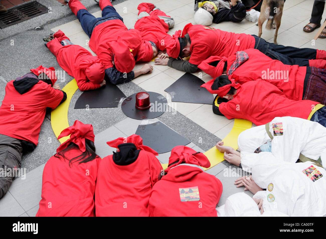 Le persone si radunano in strada per anti-nucleare di protesta contro il governo di Taiwan, il 11 marzo 2012, città di Taichung, Taiwan, dopo un anno dalla catastrofe di Fukushima Daiichi centrale nucleare in Giappone. Taiwan ha 3 centrali nucleari in questa piccola isola e la quarta è in costruzione il co Foto Stock