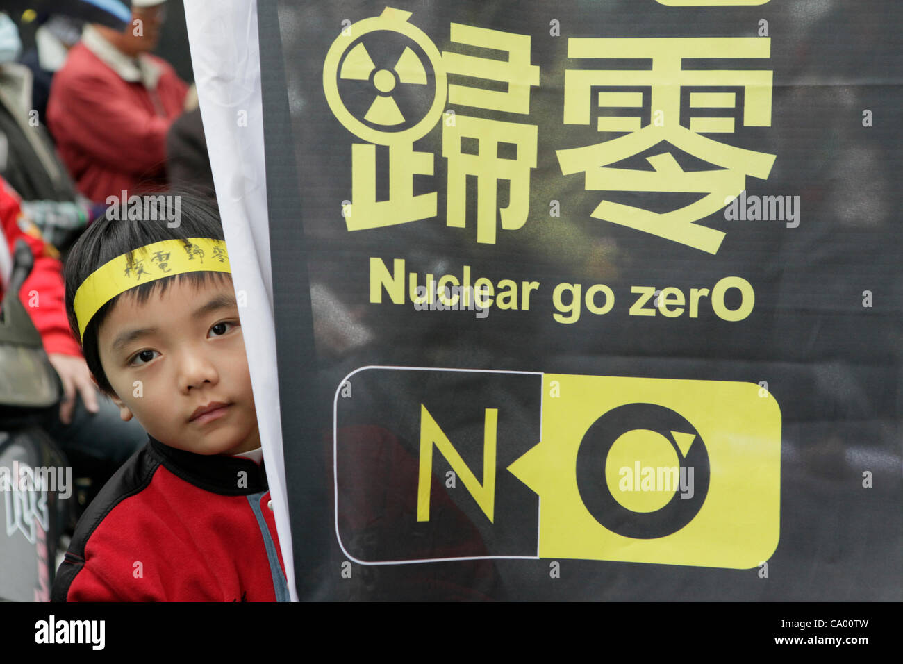 Le persone si radunano in strada per anti-nucleare di protesta contro il governo di Taiwan, il 11 marzo 2012, città di Taichung, Taiwan, dopo un anno dalla catastrofe di Fukushima Daiichi centrale nucleare in Giappone. Taiwan ha 3 centrali nucleari in questa piccola isola e la quarta è in costruzione il co Foto Stock