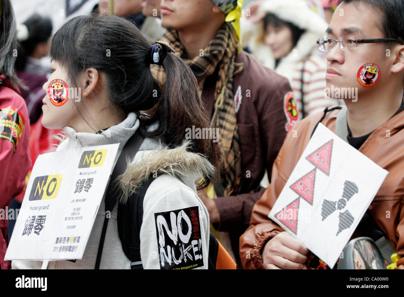 Le persone si radunano in strada per anti-nucleare di protesta contro il governo di Taiwan, il 11 marzo 2012, città di Taichung, Taiwan, dopo un anno dalla catastrofe di Fukushima Daiichi centrale nucleare in Giappone. Taiwan ha 3 centrali nucleari in questa piccola isola e la quarta è in costruzione il co Foto Stock