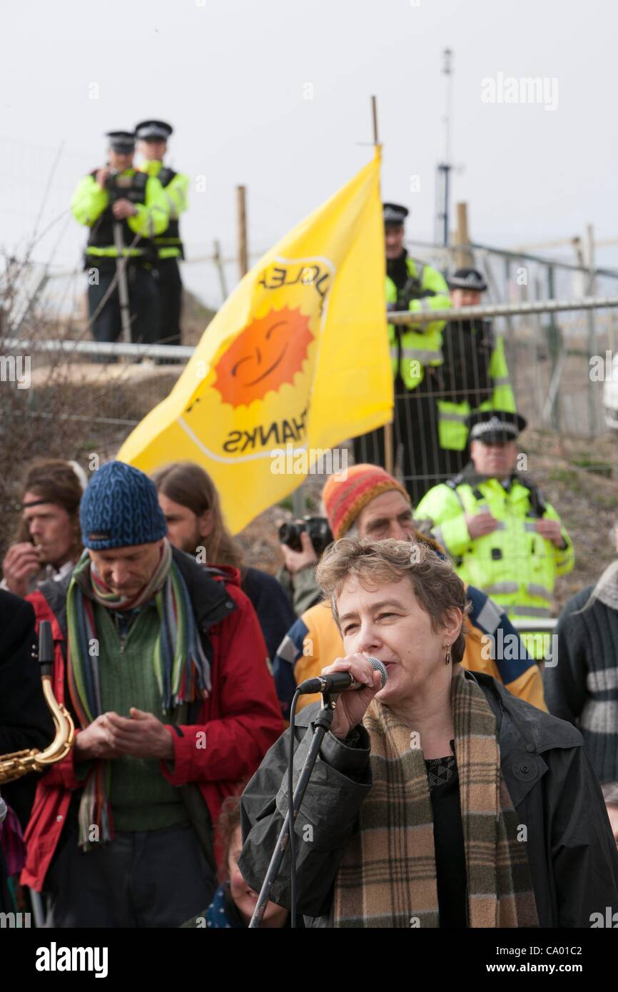 Kate Hudson di CND parla di manifestanti a marzo contro la costruzione di Hinkley C power station, Somerset e il governo del Regno Unito la scelta del nucleare come il pilastro di Inghilterra del alimentatore. Foto Stock