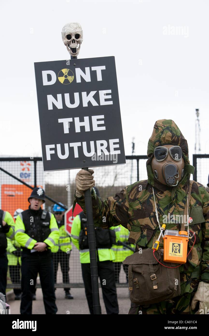 Un manifestante mascherato e un "non nuke futuro ' striscione alla marcia contro la costruzione di Hinkley C power station, Somerset , e il governo del Regno Unito la scelta del nucleare come il pilastro di Inghilterra del alimentatore. Circa mille persone hanno assistito a. 10 thMarch 2012 Foto Stock