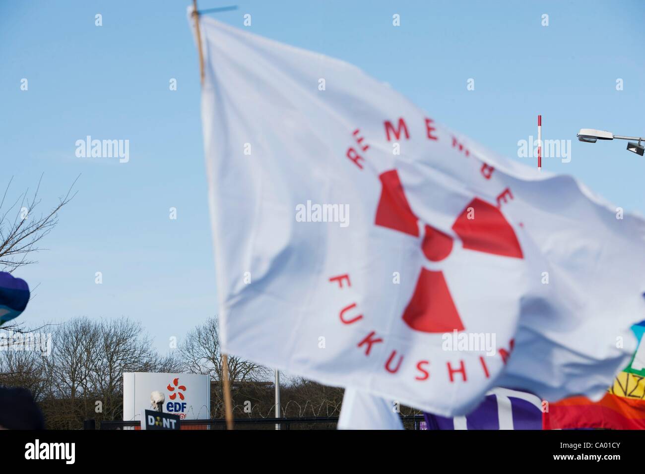 Ricordate Fukushima bandiere detenute dai manifestanti a marzo contro la costruzione di Hinkley C power station, Somerset e il governo del Regno Unito la scelta del nucleare come il pilastro di Inghilterra del alimentatore. Foto Stock