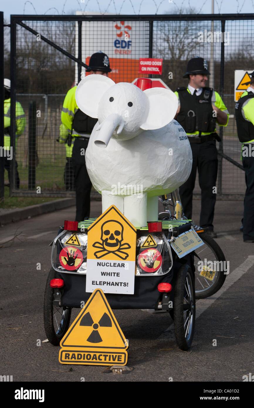 Un elefante bianco di costruire nucleare a marzo contro la costruzione di Hinkley C power station, Somerset e il governo del Regno Unito la scelta del nucleare come il pilastro di Inghilterra del alimentatore. Foto Stock