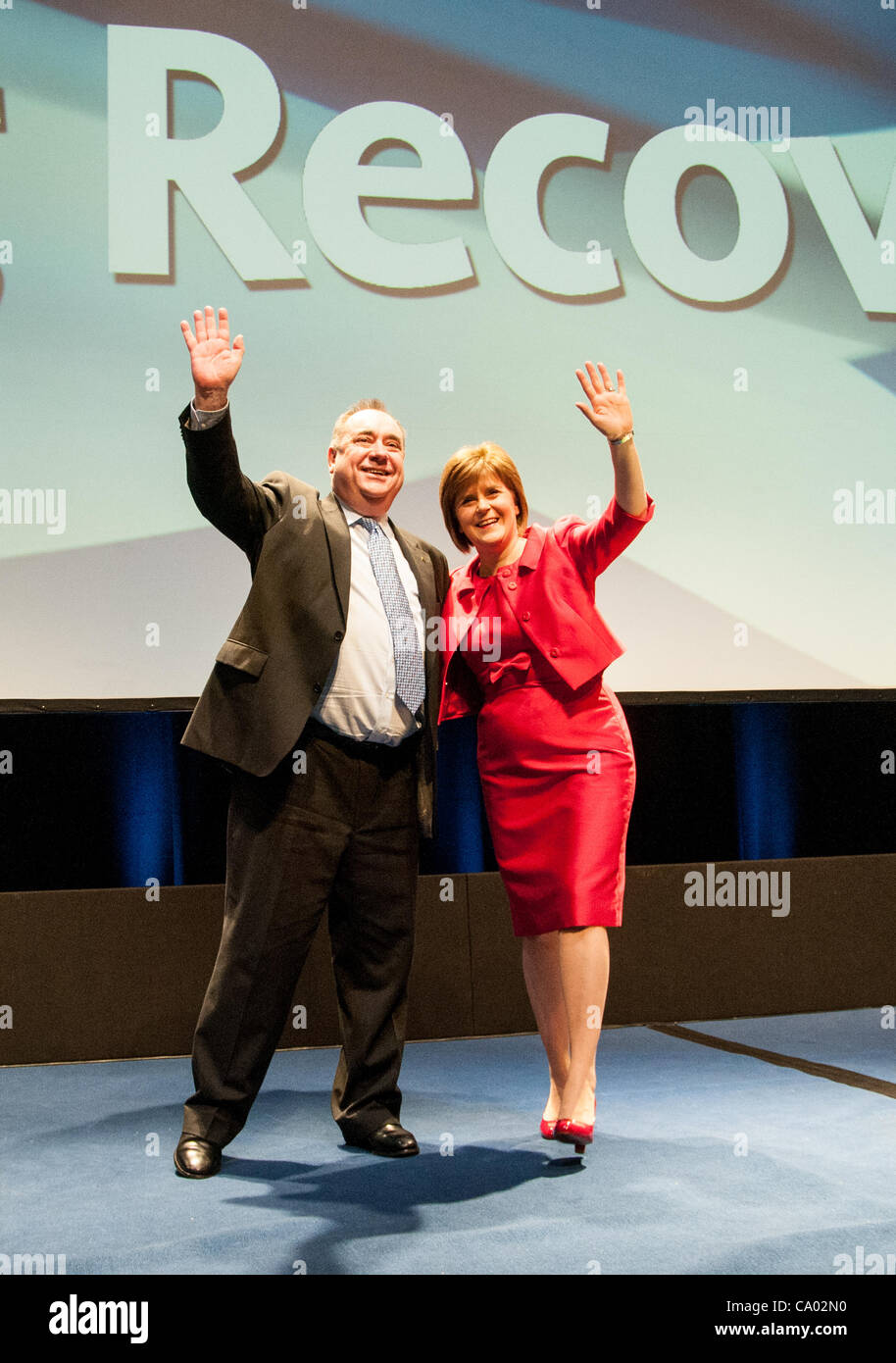 Alex Salmond e Nicola Storione prendere la fase dopo il vice leader dell' indirizzo di chiusura a molla SNP conferenza presso il SSEC in Glasgow. Immagine: Wullie Marr/ Alamy Foto Stock