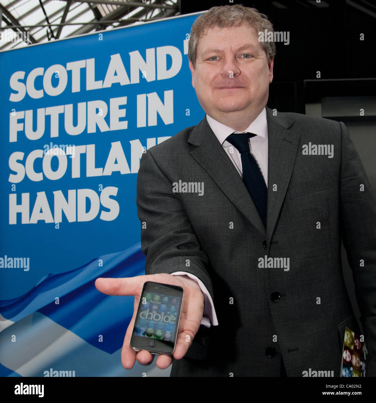 Indipendenza Campaign Director SNP e leader di Westminster, Angus Robertson, ha lanciato il "Indipendenza domande' i-phone app al SNP conferenza di primavera al SSEC in Glasgow. Immagine: Wullie Marr/ Alamy Foto Stock