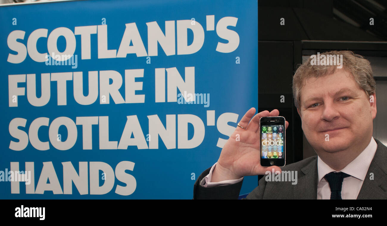 Indipendenza Campaign Director SNP e leader di Westminster, Angus Robertson, ha lanciato il "Indipendenza domande' i-phone app al SNP conferenza di primavera al SSEC in Glasgow. Immagine: Wullie Marr/ Alamy Foto Stock