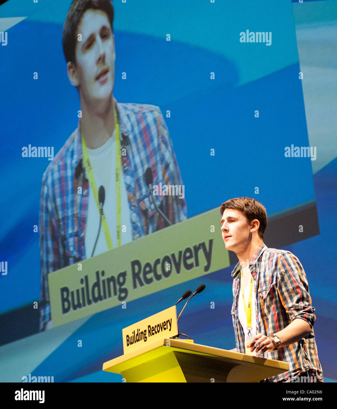 David Lynden del giovane scozzese per l'indipendenza, eroga una coppia indirizzo nel supporto di ridurre l'età per votare a 16 in corrispondenza dell'SNP conferenza di primavera al SSEC in Glasgow. Immagine: Wullie Marr/ Alamy Foto Stock