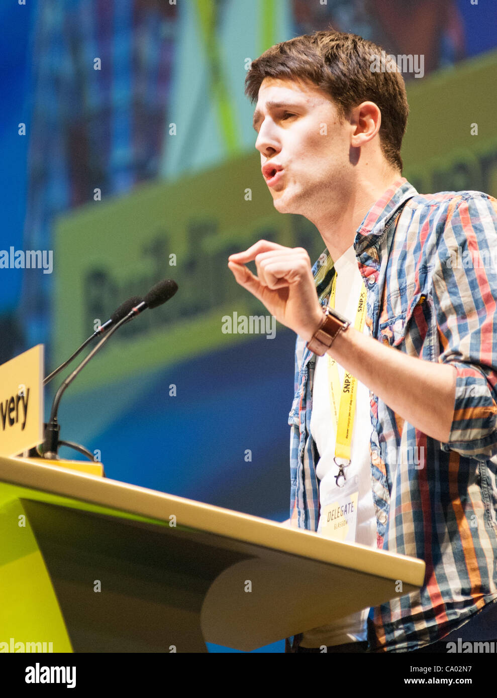 David Lynden del giovane scozzese per l'indipendenza, eroga una coppia indirizzo nel supporto di ridurre l'età per votare a 16 in corrispondenza dell'SNP conferenza di primavera al SSEC in Glasgow. Immagine: Wullie Marr/ Alamy Foto Stock