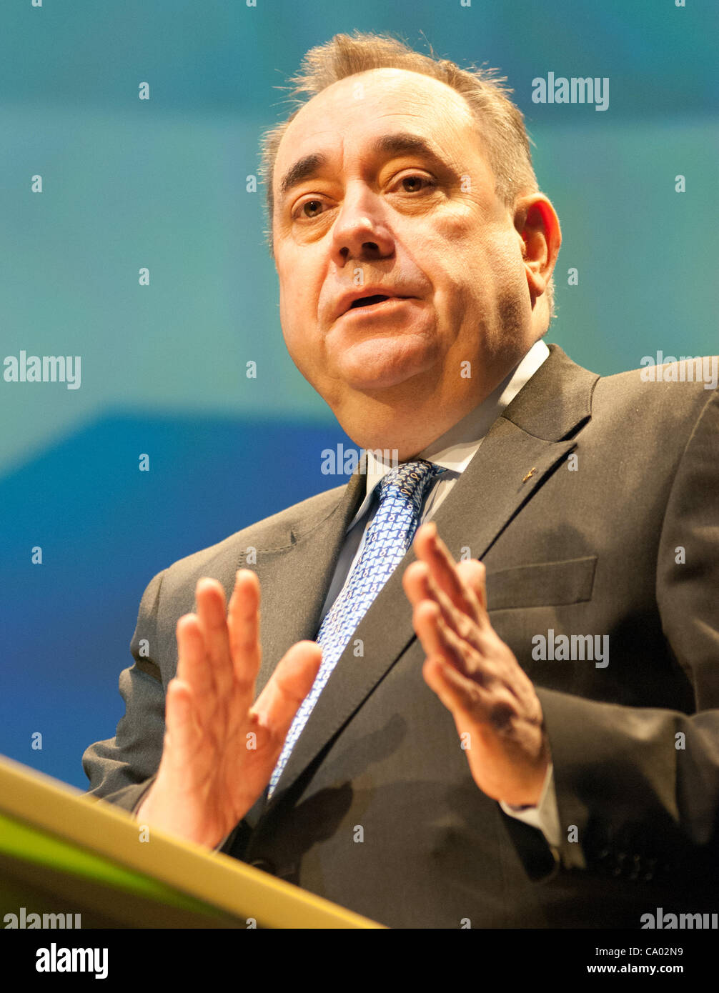 Primo ministro, Alex Salmond introduce vice leader, Nicola Storione per consegnare il discorso di chiusura a molla SNP conferenza presso il SSEC in Glasgow. Immagine: Wullie Marr/ Alamy Foto Stock