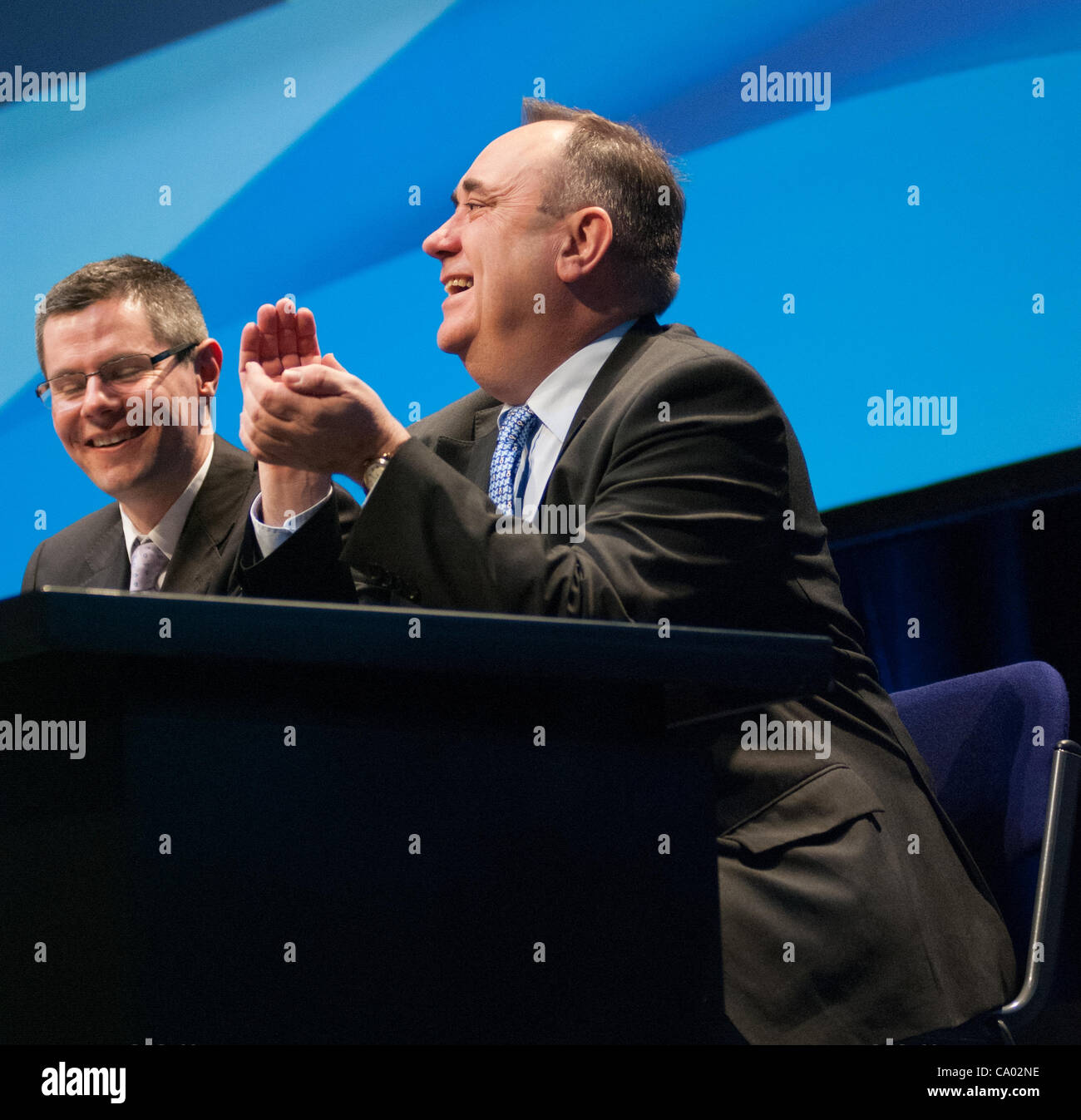 Il primo ministro, Alex Salmond, ride ad una barzelletta durante Nicola Storioni' indirizzo di chiusura a molla SNP conferenza presso il SSEC in Glasgow. Immagine: Wullie Marr/ Alamy Foto Stock