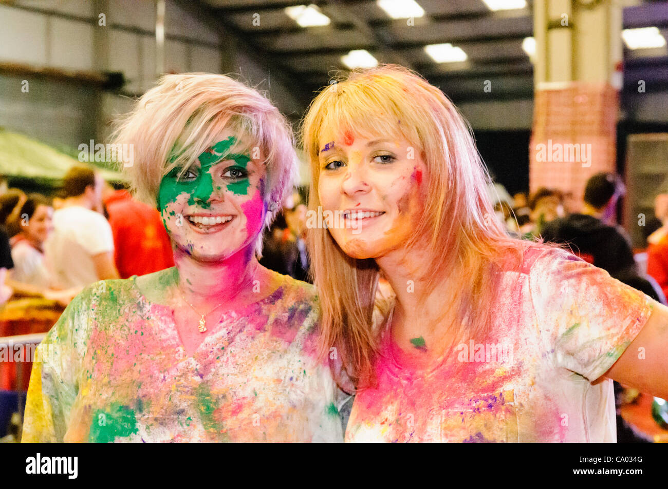 Belfast, Regno Unito - 11/03/2012. Holi festival dei colori è celebrato a Belfast Foto Stock