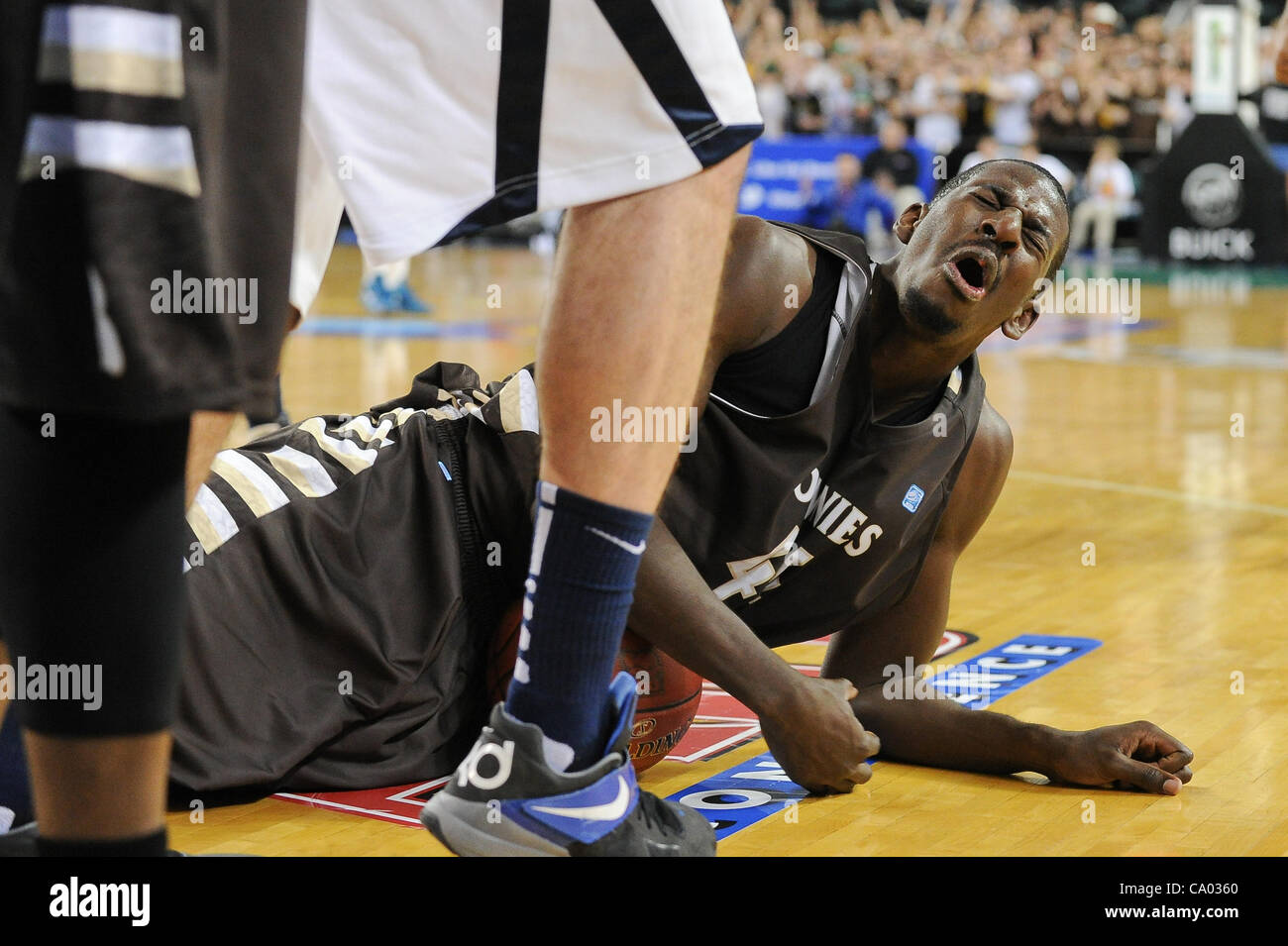 Marzo 11, 2012 - Atlantic City, New Jersey, Stati Uniti - San Bonaventura Bonnies avanti Andrew Nicholson (44) cade duro per la corte. In un gioco che viene giocato al Boardwalk Hall di Atlantic City, New Jersey San Bonaventura sconfigge Xavier da parte di un cliente di 67-56 per vincere la A10 campionato (immagine di credito Foto Stock