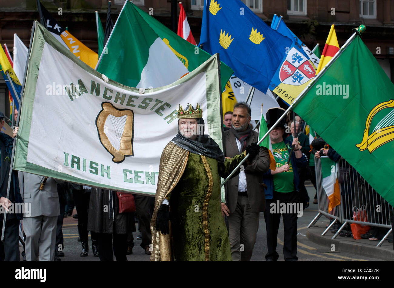 La Manchester Festival irlandese di parata del 11-03-2012 copre tre miglia dalla Irish Heritage Center attraverso il centro della città e sul retro.Migliaia di persone a guardare la sfilata. Foto Stock