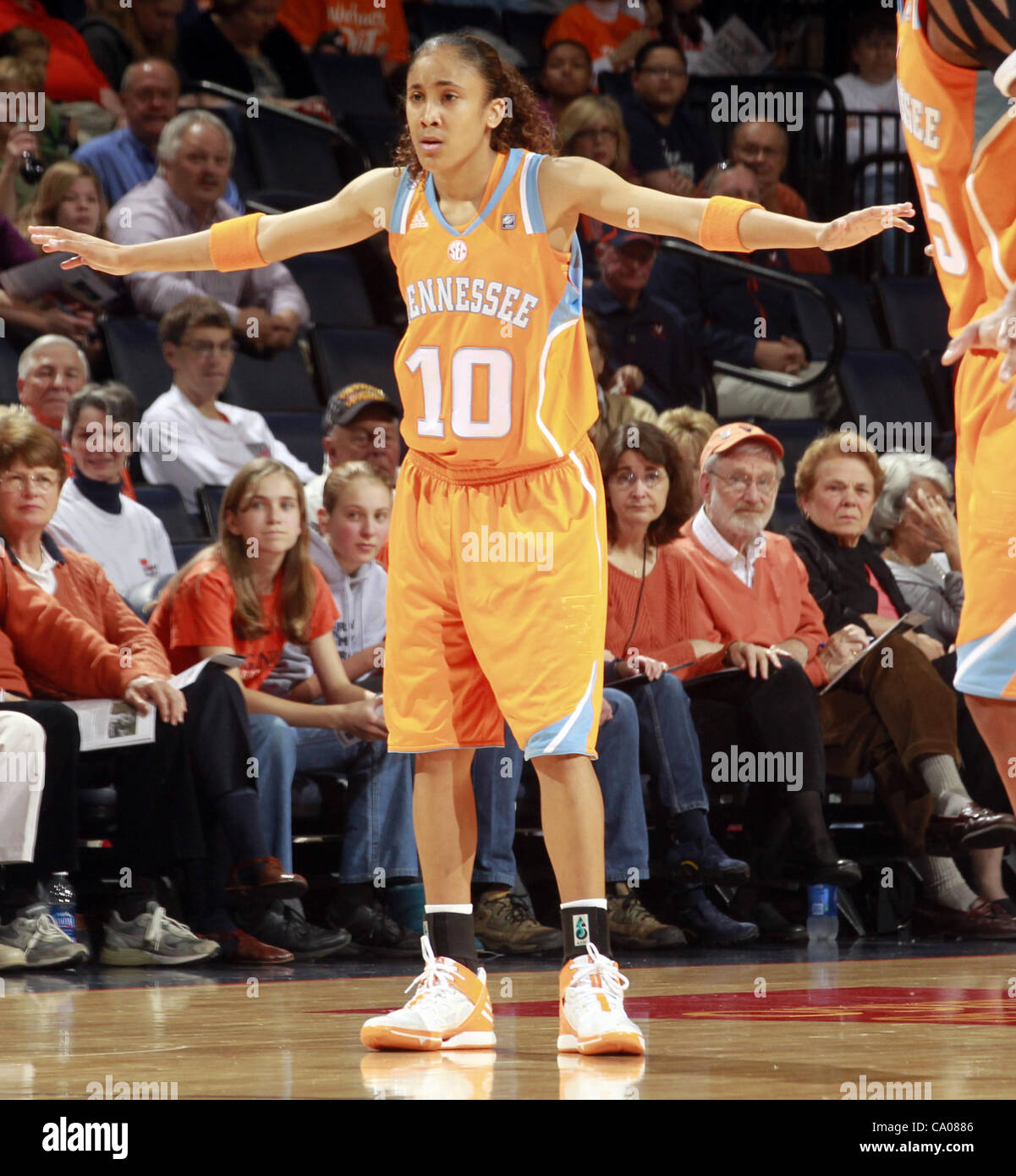 Nov. 20, 2011 - Charlottesville, Virginia, Stati Uniti - Meighan Simmons #10 del Tennessee Lady volontari durante il gioco il 20 novembre 2011 contro la Virginia Cavaliers presso la John Paul Jones Arena in Charlottesville, Virginia. Virginia ha sconfitto il Tennessee in 69-64 ore di lavoro straordinario. (Credito immagine: Foto Stock