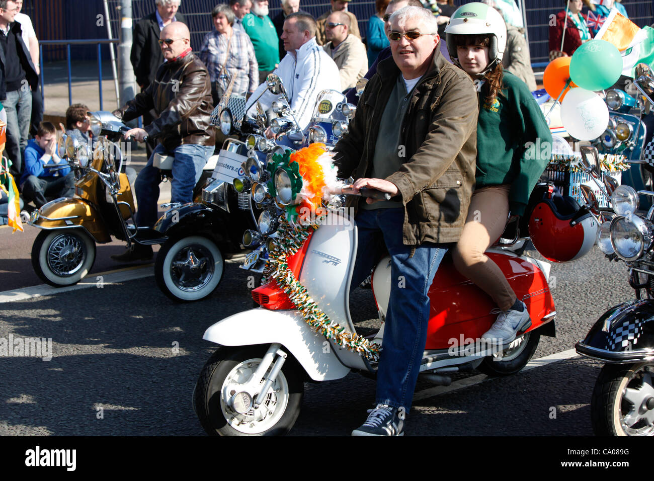 Il giorno di San Patrizio parata in Birmingham REGNO UNITO. Foto Stock