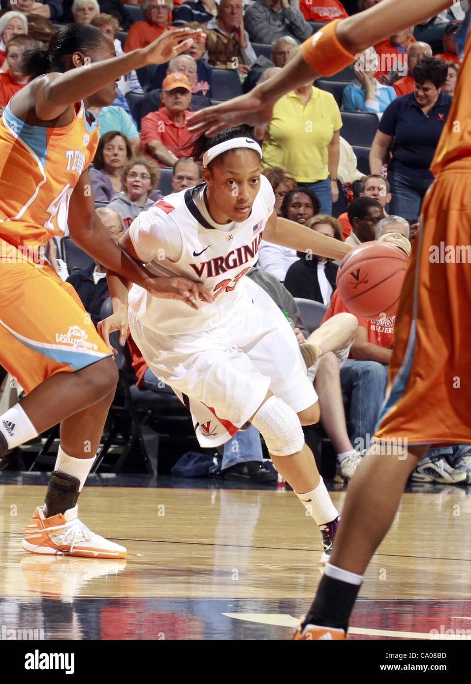 Nov. 20, 2011 - Charlottesville, Virginia, Stati Uniti - Ataira Franklin #23 della Virginia Cavaliers unità tra Shekinna Stricklen #40 del Tennessee Lady volontari e Meighan Simmons #10 del Tennessee Lady volontari durante il gioco il 20 novembre 2011 presso la John Paul Jones Arena io Foto Stock