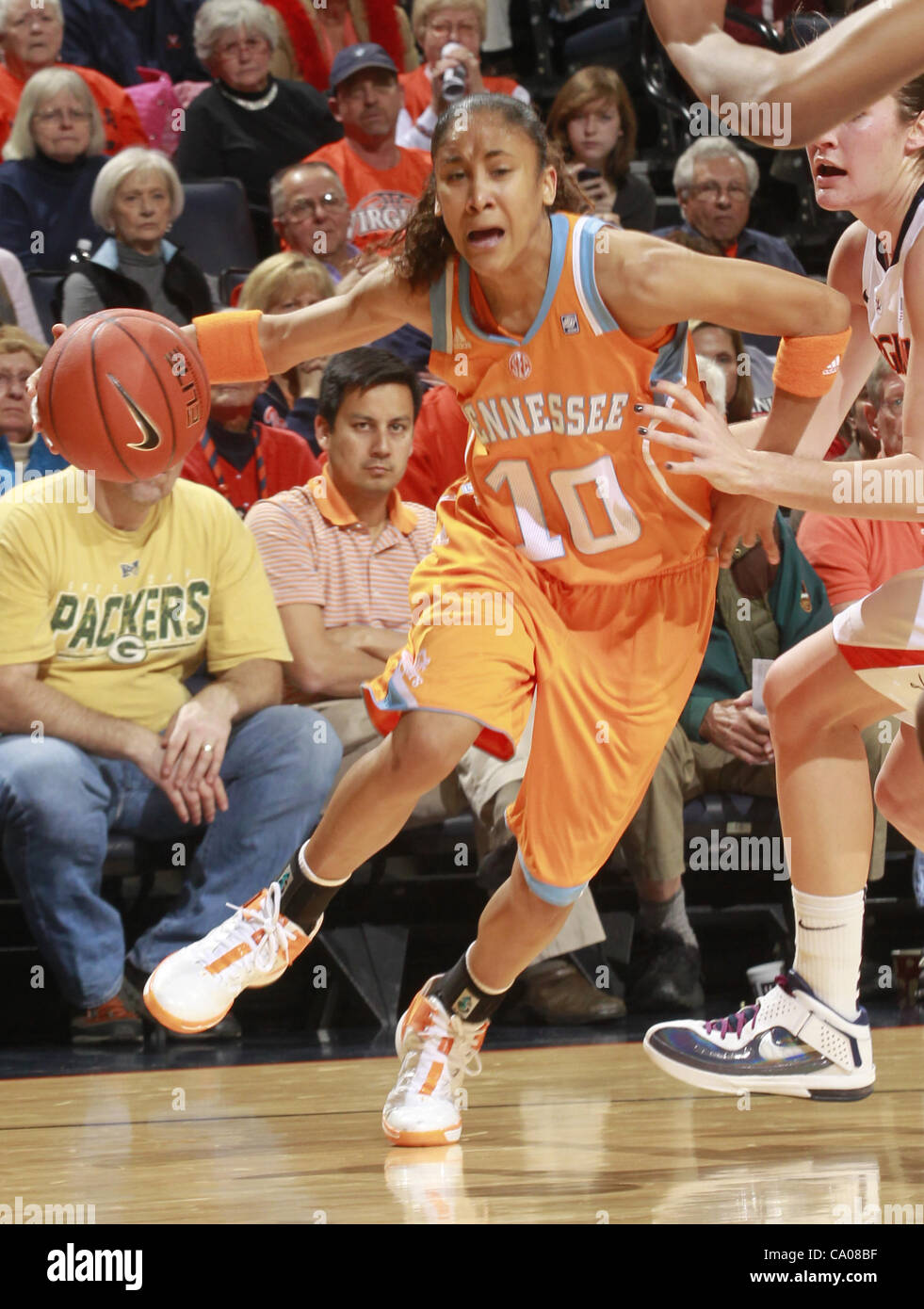 Nov. 20, 2011 - Charlottesville, Virginia, Stati Uniti - Meighan Simmons #10 del Tennessee Lady Volunteers gestisce la palla durante il gioco il 20 novembre 2011 contro la Virginia Cavaliers presso la John Paul Jones Arena in Charlottesville, Virginia. Virginia ha sconfitto il Tennessee in lavoro straordinario 69- Foto Stock