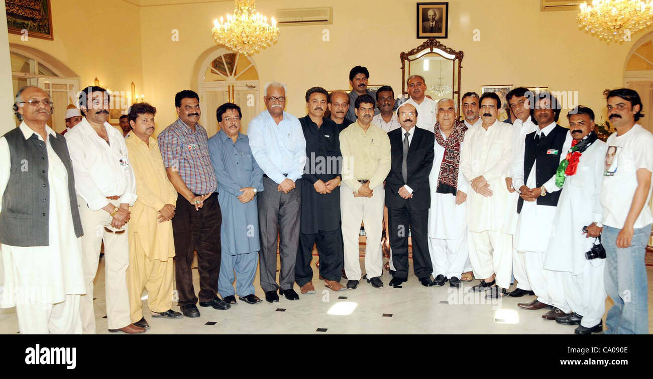 Una foto di gruppo del Sindh Chief Minister, Syed Qaim Ali Shah con office portatori di popoli unità della PIA a casa CM a Karachi il lunedì, 12 marzo 2012. Foto Stock