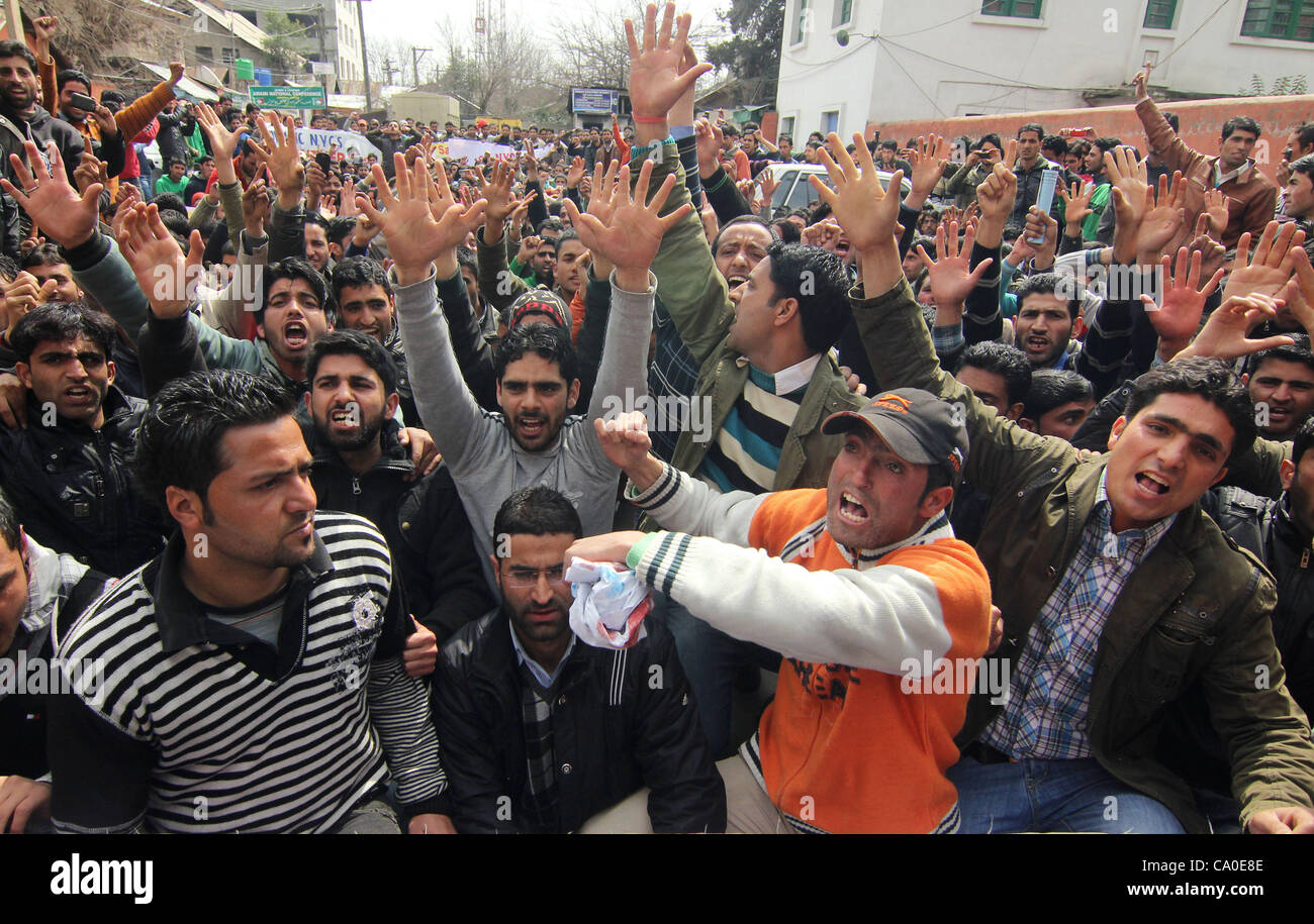 Governo del Kashmir dipendenti gridare slogan contro il governo durante una manifestazione di protesta a Srinagar,l'estate capiatl del Kashmir indiano il 13. 3, 2012. governo salario giornaliero dei lavoratori chiedono la regolarizzazione dei loro lavori. Foto/Altaf Zargar/Zuma premere Foto Stock