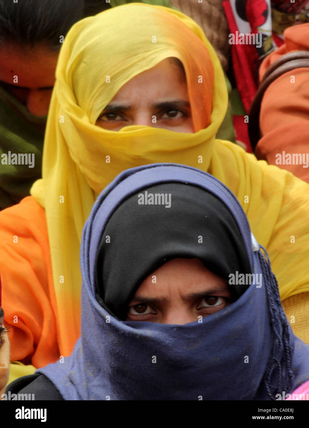 Governo del Kashmir dipendenti takeing parte durante una manifestazione di protesta a Srinagar,l'estate capiatl del Kashmir indiano il 13. 3, 2012. governo salario giornaliero dei lavoratori chiedono la regolarizzazione dei loro lavori. Foto/Altaf Zargar/Zuma premere Foto Stock