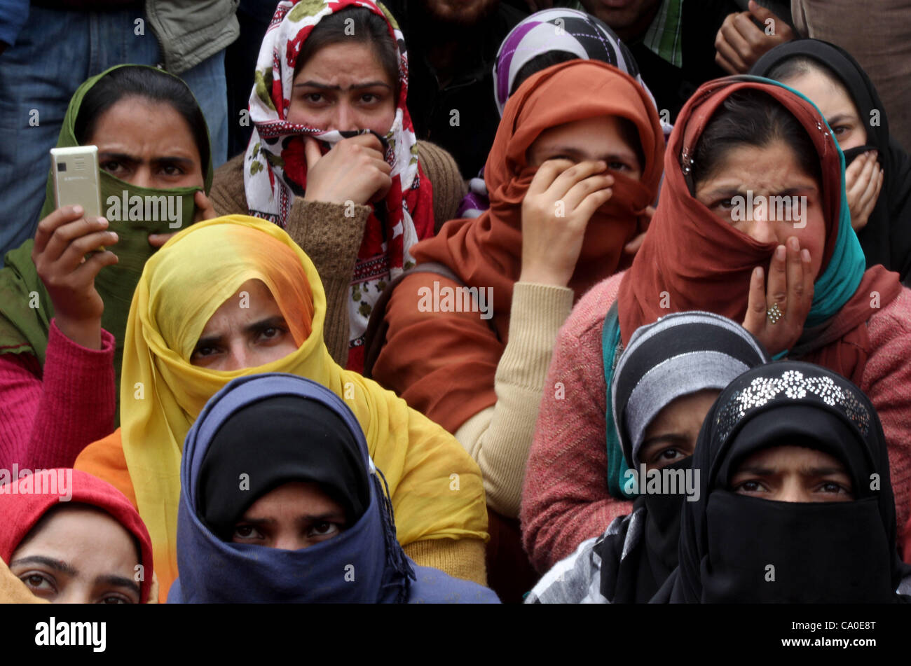 Governo del Kashmir dipendenti takeing parte durante una manifestazione di protesta a Srinagar,l'estate capiatl del Kashmir indiano il 13. 3, 2012. governo salario giornaliero dei lavoratori chiedono la regolarizzazione dei loro lavori. Foto/Altaf Zargar/Zuma premere Foto Stock