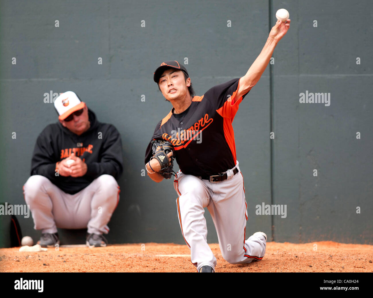 Tsuyoshi Wada (Orioles), 9 marzo 2012 - MLB : Baltimore Orioles' pitcher Tsuyoshi Wada practice pitching nel bullpen come pitching coach Rick Adair (L) orologi lui durante il Baltimore Orioles spring training camp a Ed Smith Stadium di Sarasota in Florida, Stati Uniti. (Foto di Thomas Anderson/ Foto Stock