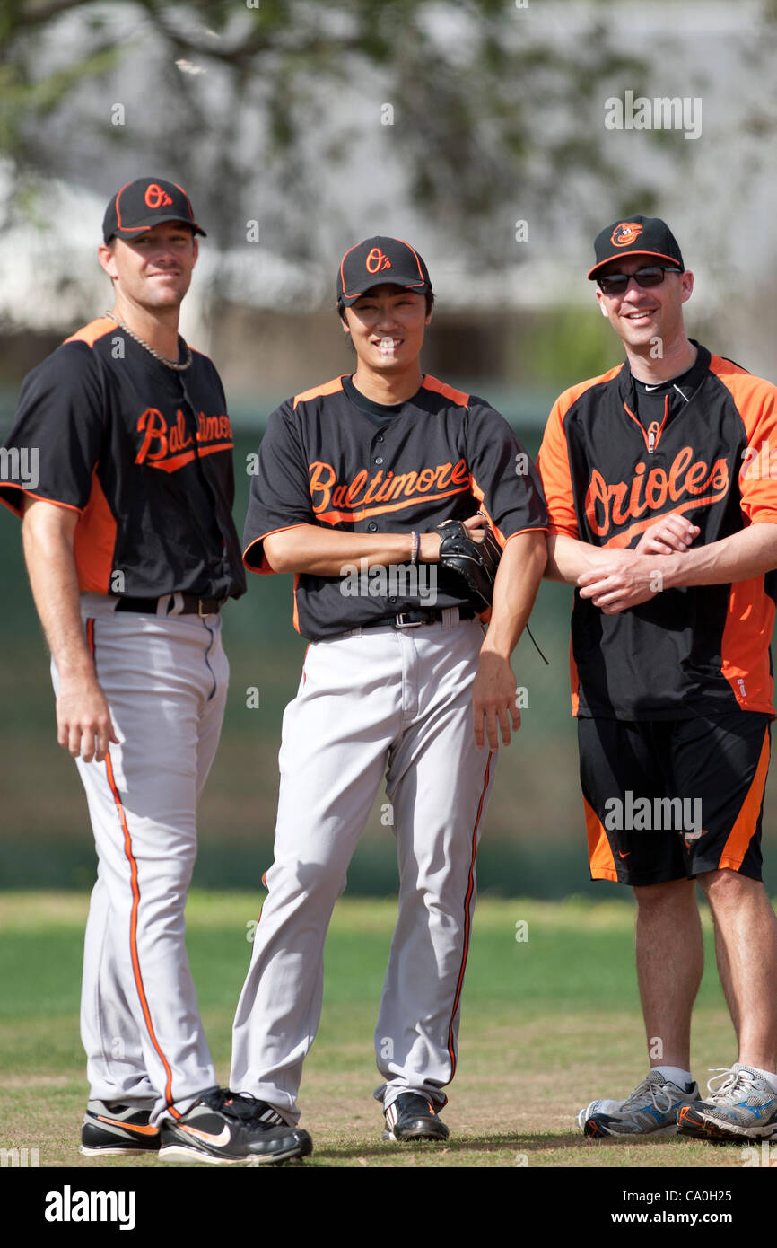 (L-R) Willie Eyre, Tsuyoshi Wada (Orioles), 9 marzo 2012 - MLB : Baltimore Orioles' pitcher Tsuyoshi Wada con il compagno di squadra Willie Eyre e interprete Danny MacLeith durante il Baltimore Orioles spring training camp a Ed Smith Stadium di Sarasota in Florida, Stati Uniti. (Foto di Thomas Anderson/AFL Foto Stock