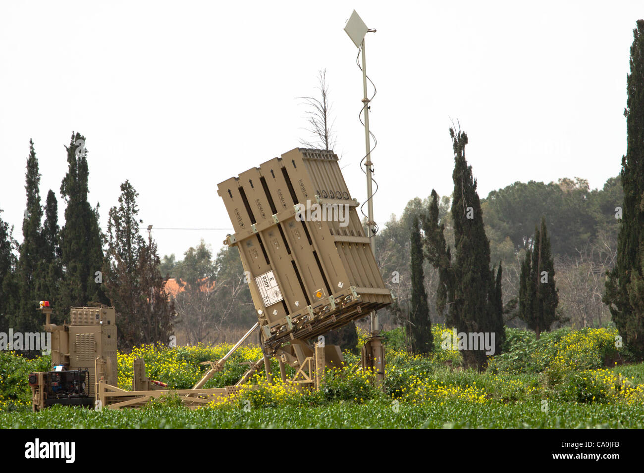 Cupola di ferro (Ebraico: Kipat Barzel‎) è un mobile Air Defence System sviluppato da Rafael avanzati sistemi di difesa atta ad intercettare a corto raggio di razzi e gusci di artiglieria. Questo sistema è stato usato estensivamente durante lo scoppio delle ostilità sul confine di Gaza nel marzo 2012 Foto Stock