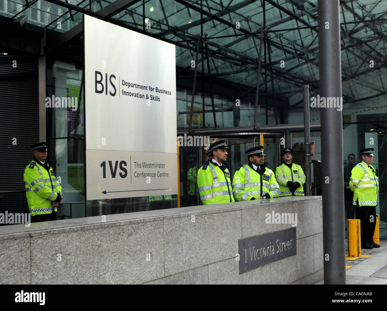 Londra, Regno Unito. 14/03/12. La polizia a guardia del Dipartimento di Business, l'innovazione e le competenze edificio in Victoria Street. Gli studenti sono state prendendo parte alla nazionale "venire pulito" giorno di protesta e di azione contro il governo taglia all'istruzione. Foto Stock