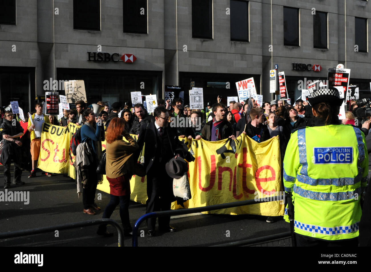 Londra, Regno Unito. 14/03/12. Gli studenti da NUS, NCAFC, ULU al di fuori del reparto di Business, l'innovazione e le competenze edificio in Victoria Street. Gli studenti sono state prendendo parte alla nazionale "venire pulito" giorno di protesta e di azione contro il governo taglia all'istruzione. Foto Stock