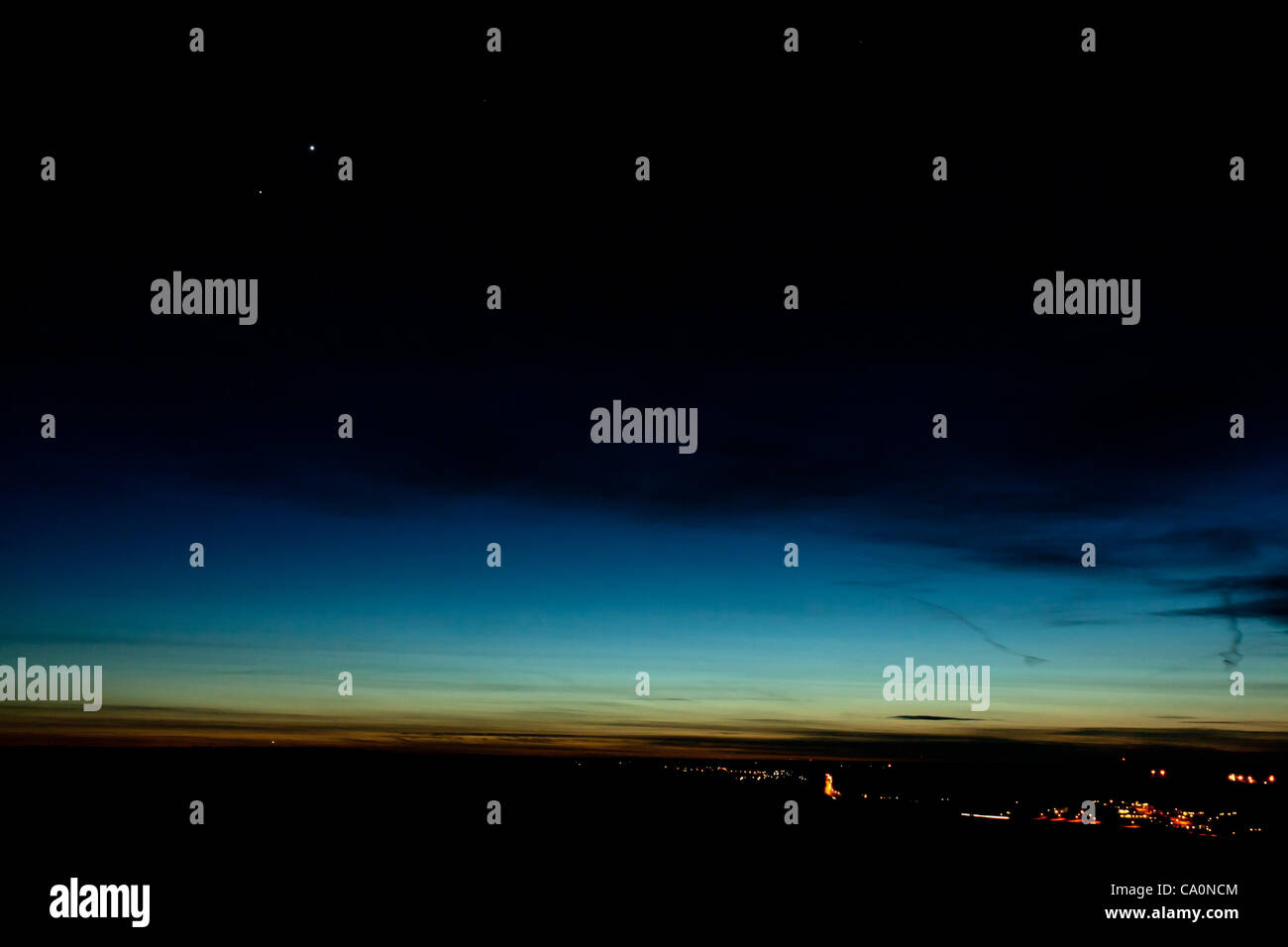 Congiunzione tra Giove e Venere (più brillanti, in alto a destra). Pianeti passando vicino insieme il cielo per la prima volta in molti anni. Visto da Nykoping, Svezia. Marte 14, 2012. Foto Stock