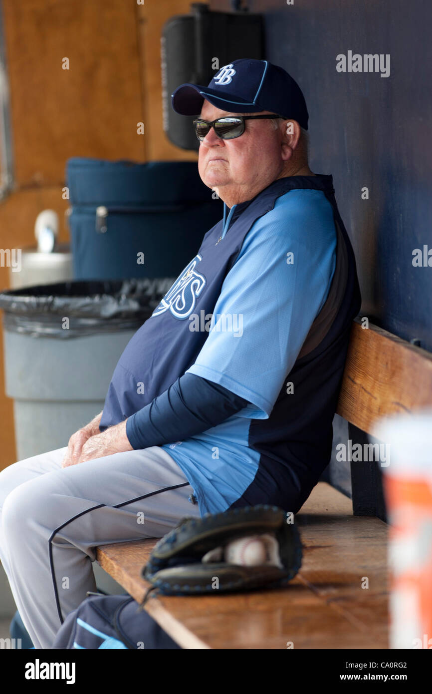 Don Zimmer (Raggi), 7 marzo 2012 - MLB : Tampa Bay Rays coach Don Zimmer siede in panchina durante un allenamento primaverile partita contro i New York Yankees a George M. Steinbrenner Field a Tampa, Florida, Stati Uniti. (Foto di Thomas Anderson/AFLO) (giornale giapponese) Foto Stock