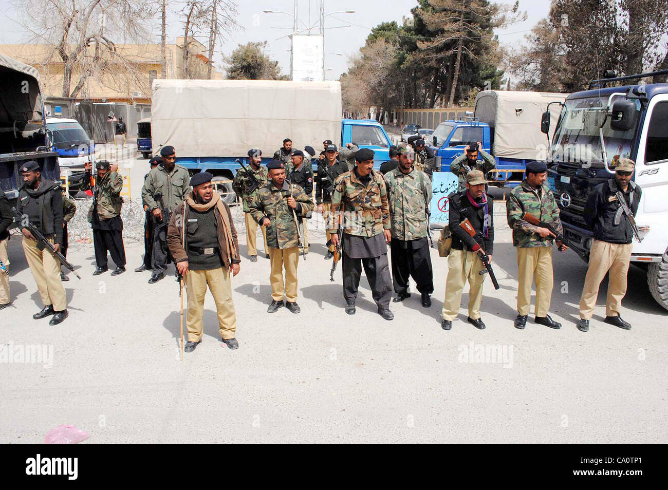 Poliziotti di guardia a una strada chiusa che conduce verso CM House a causa delle proteste rally di tutto il Pakistan Cancellieri Association (APCA) a Quetta, giovedì 15 marzo, 2012. Foto Stock Poliziotti di guardia a una strada chiusa che conduce verso CM House a causa delle proteste rally di tutto il Pakistan Cancellieri Association (APCA) a Quetta, giovedì 15 marzo, 2012. Foto Stock