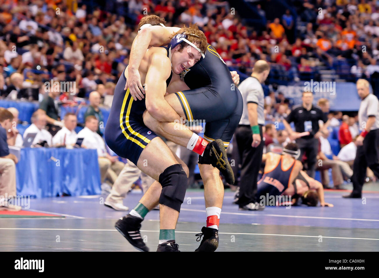 Marzo 15, 2012 - St. Louis, Missouri, Stati Uniti d'America - Maxwell Huntley (sinistra) del Michigan tenta di gettare il Brent Haynes (destra) del Missouri durante il round di apertura del NCAA Divisione 1 campionati di wrestling a St Louis, MO. Brent Haynes sconfitto Maxwell Huntley per avanzare alla ne Foto Stock