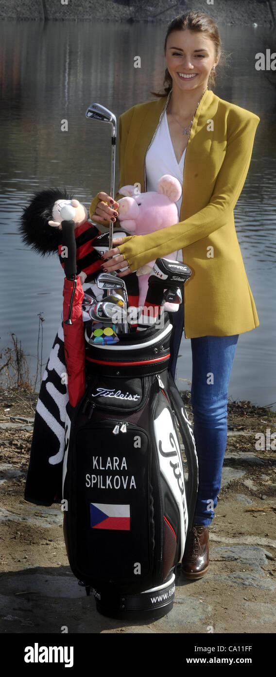 Il miglior femmina ceca golf player Klara Spilkova parla con i giornalisti in vista dell'inizio della sua seconda stagione in Professional Ladies European Tour a Praga, nella Repubblica ceca il 16 marzo 2012. (CTK foto/Vit Simanek) Foto Stock