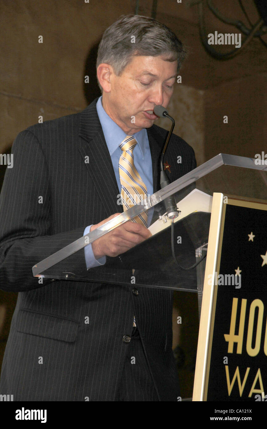 Marzo 15, 2012 - Hollywood, California, Stati Uniti - Ho15496CHW .Malcom McDowell ha onorato con la stella sulla Hollywood Walk of Fame.Hollywood Blvd a maiale n'Whistle British Pub, Hollywood, CA .03/16/2012 .LERON GUBLER - PRESIDENTE DI HOLLYWOOD CAMERA DI COMMERCIO . 2012(Immagine di credito: Â© Clinton Wallac Foto Stock