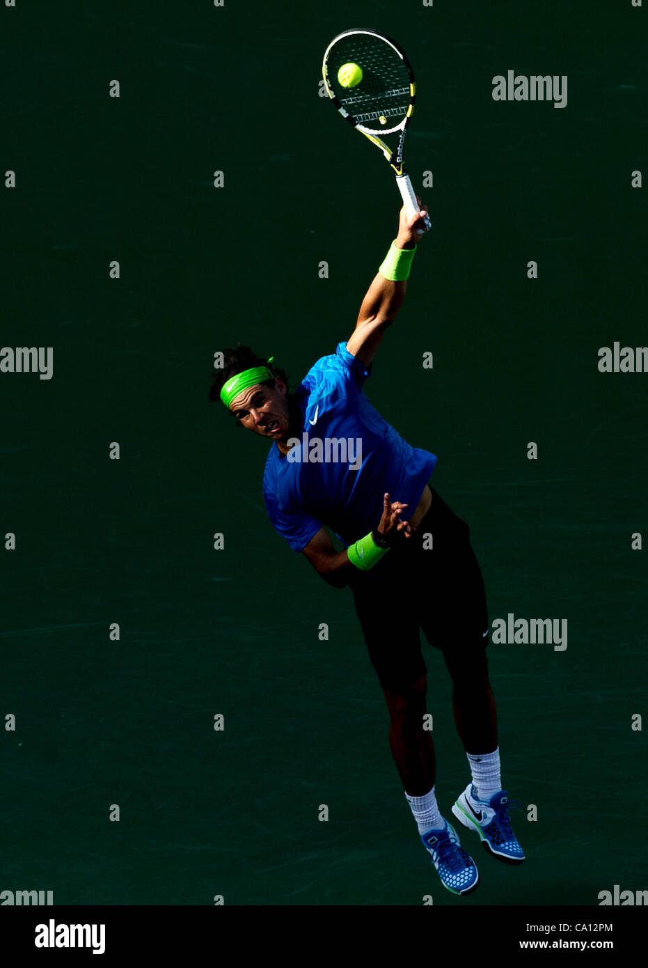 16 marzo 2012 - Indian Wells, California, Stati Uniti - Rafael Nadal (ESP) in azione durante gli uomini del quarto round del 2012 BNP Paribas Open svoltasi presso l'Indian Wells Tennis Garden di Indian Wells, California. (Credito Immagine: © Gerry Maceda/Southcreek/ZUMAPRESS.com) Foto Stock