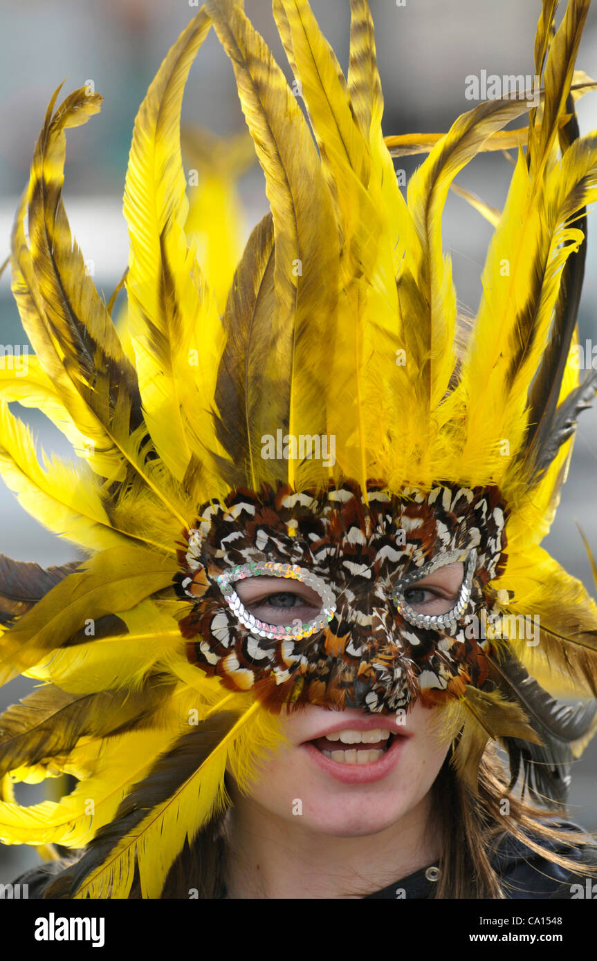 17 Marzo 2012 - Londonderry, Irlanda del Nord, Regno Unito - i partecipanti, in coloratissimi costumi al "Viaggio di Scoperta' themed san Patrizio sfilata di carnevale a Londonderry. Foto Stock