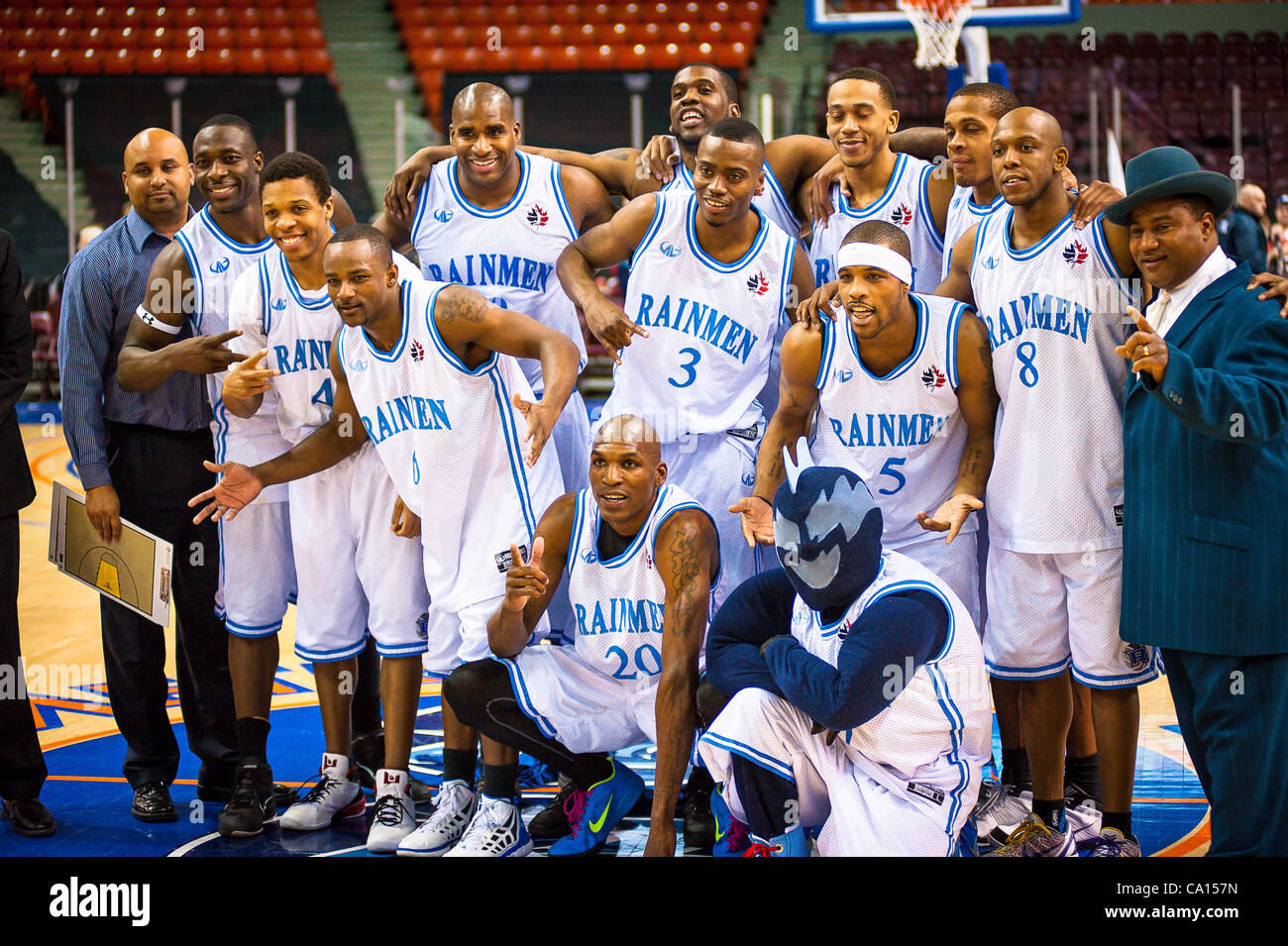 HALIFAX, NS - Marzo 16, 2012: Halifax Rainmen celebrare dopo aver sconfitto il Quebec Kebs 106-95 nel decisivo terzo gioco dei loro migliori delle tre National Basketball League of Canada semi-finale dei playoff serie all'Halifax Metro Centre. Foto Stock