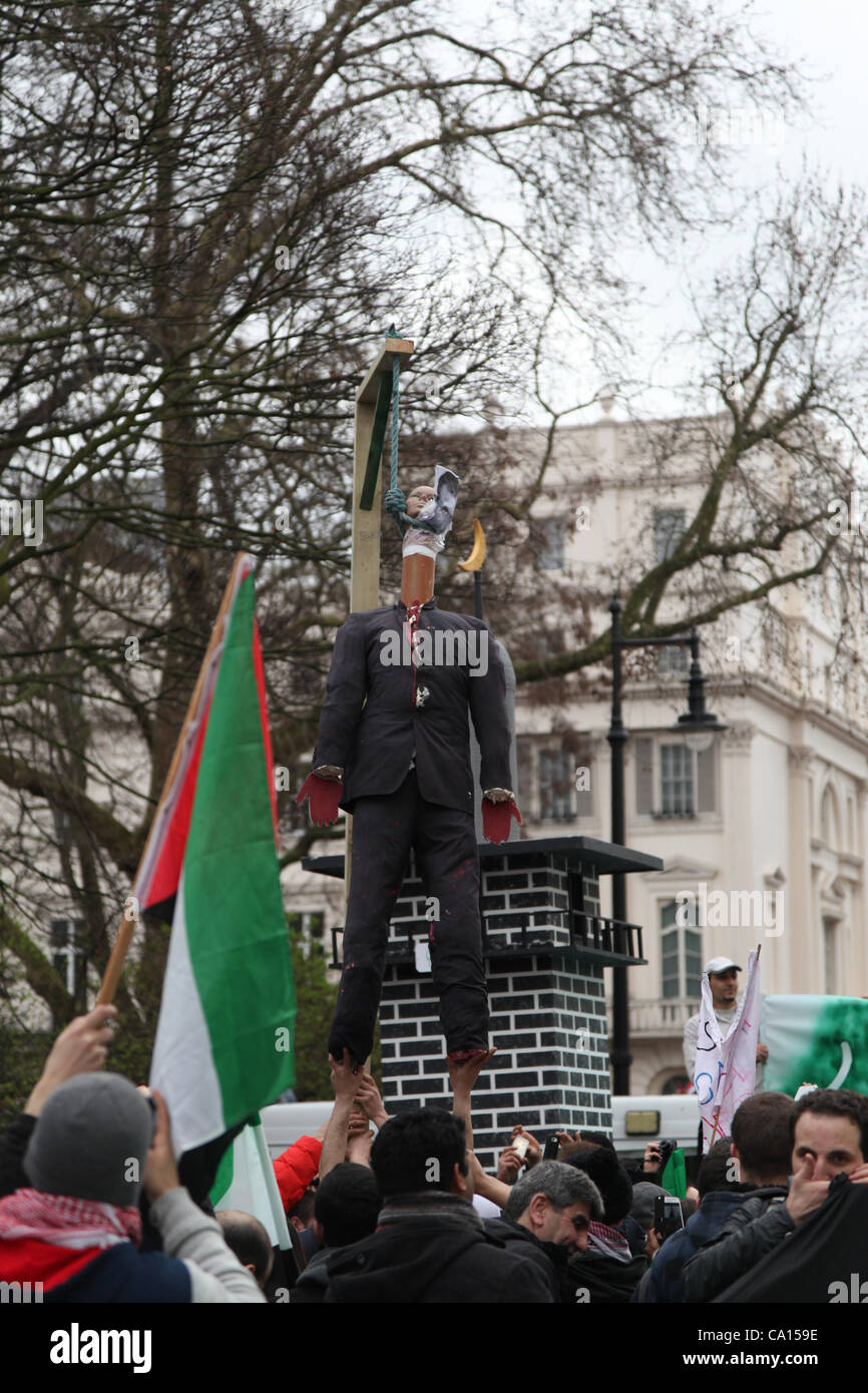 Londra, UK, 17 marzo 2012. Una figura di Al Assad è visto appesi ad una fune. Centinaia di siriani hanno marciato da Paddington verde per la loro ambasciata con bandiere e cartelli per l anniversario della rivolta per protestare contro la sentenza il regime di Assad e i problemi attuali in Siria. Ci sono state persone Foto Stock