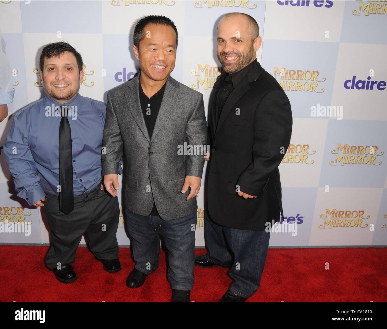 Joey Gnoffo, Ronald Lee Clark, Sebastian Saraceno presso gli arrivi per Specchio specchio Premiere, Grauman's Chinese Theatre di Los Angeles, CA Marzo 17, 2012. Foto di: Dee Cercone/Everett Collection Foto Stock