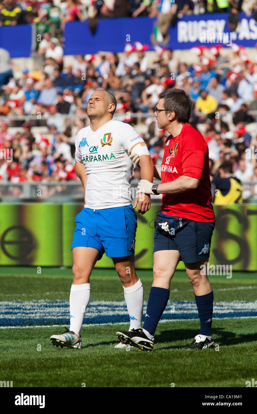 Roma, Italia, sabato, 17 marzo 2012. Sei Nazioni di Rugby. Italia vs  Scozia. Tobias Botes è led spento feriti arrivando poco dopo per Gori. L' Italia ha battuto la Scozia 13-6 allo Stadio