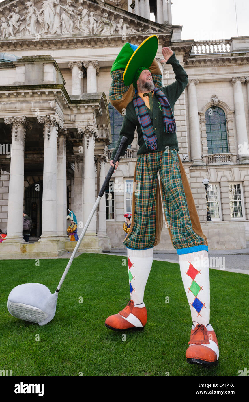 Belfast, Regno Unito. 17 mar 2012. Stiltwalker vestito come un gigante golfista al di fuori del Belfast City Hall su il giorno di San Patrizio Foto Stock